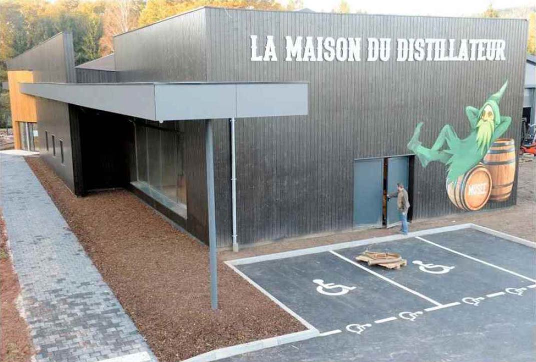 Le Wurzel a trouvé sa place sur la façade de la maison du distillateur.